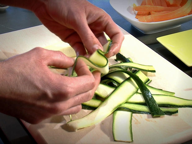 Tailler des tagliatelles de légumes