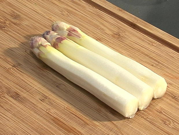 Eplucher des asperges blanches