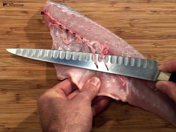 Préparer les filets d'un poisson rond (lever les filets, désarêter, lever la peau)