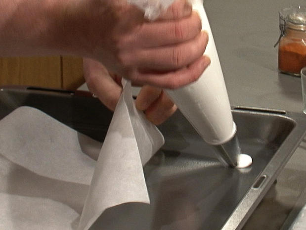Coller du papier sulfurisé sur une plaque