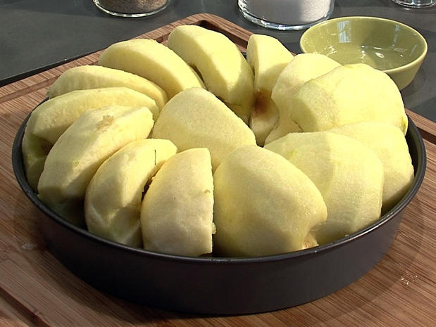 Préparer des pommes pour une tarte tatin