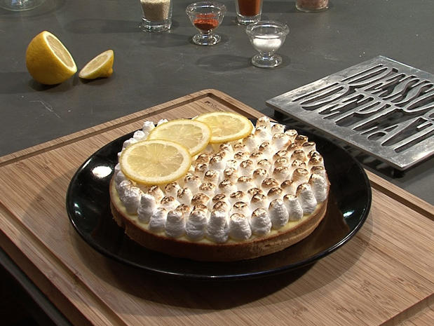 Dresser une tarte au citron meringuée de deux façons