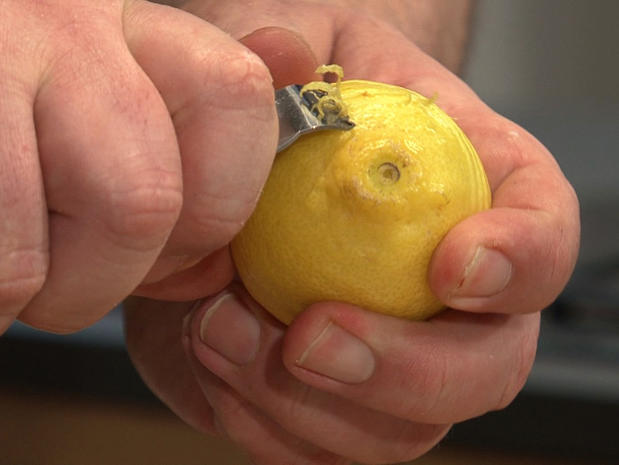 Zester un citron avec un zesteur